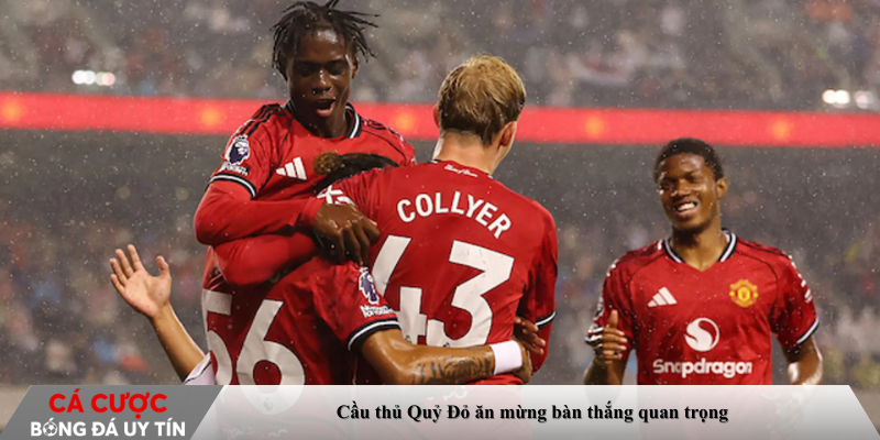 Cầu thủ Quỷ Đỏ ăn mừng bàn thắng quan trọng