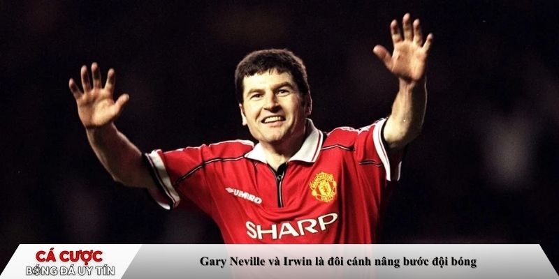 Gary Neville và Irwin là đôi cánh nâng bước đội bóng
