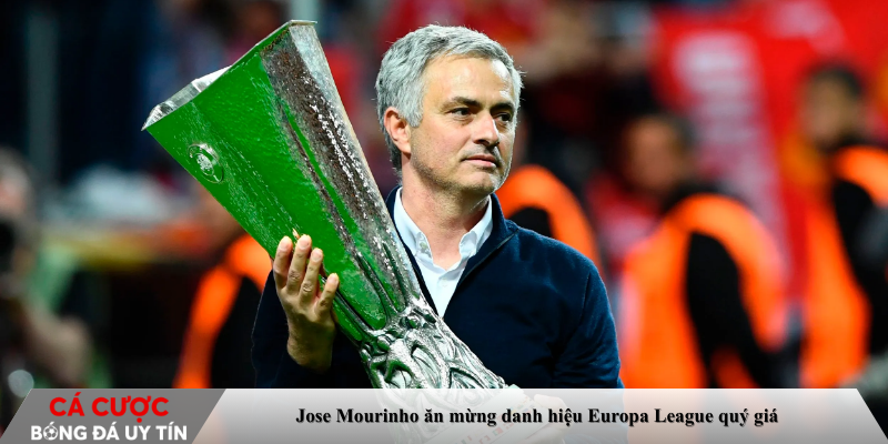 Jose Mourinho ăn mừng danh hiệu Europa League quý giá