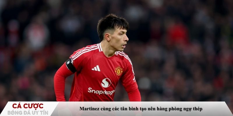 Martinez cùng các tân binh tạo nên hàng phòng ngự thép