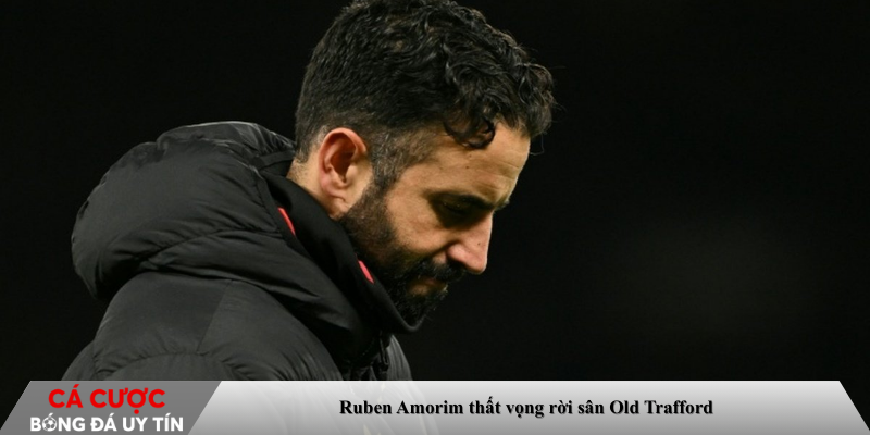 Ruben Amorim thất vọng rời sân Old Trafford