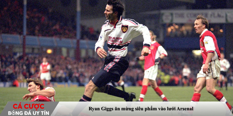 Ryan Giggs ăn mừng siêu phẩm vào lưới Arsenal
