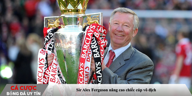 Sir Alex Ferguson nâng cao chiếc cúp vô địch