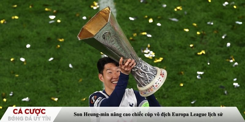 Son Heung-min nâng cao chiếc cúp vô địch Europa League lịch sử