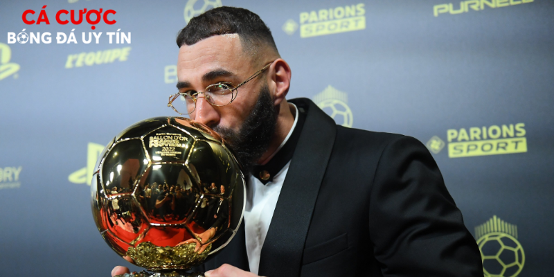 Benzema hạnh phúc nâng cao danh hiệu Quả Bóng Vàng