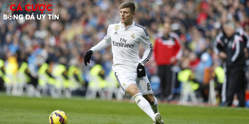 Tiền vệ đóng vai trò điều tiết trận đấu